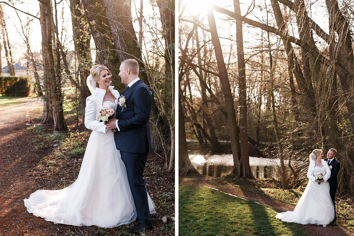 Inspiration Posieren Fotoshooting Brautpaar in Natur - Hochzeitsfotografin aus Berlin hat Winterhochzeit am Wasser in Brandenburg im Landgasthof Zum Mühlenteich begleitet © www.hochzeitslicht.de