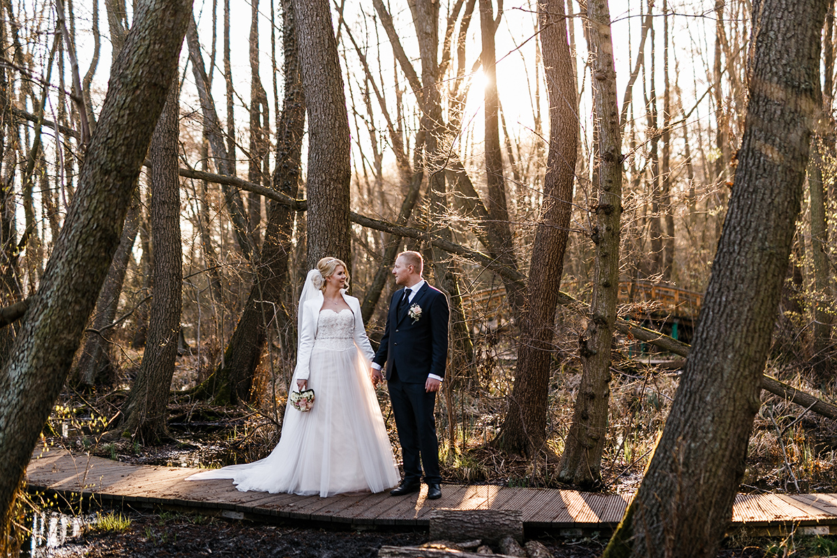 Fotoshooting Hochzeit im Wald - Hochzeitsfotografin aus Berlin hat Winterhochzeit am Wasser in Brandenburg im Landgasthof Zum Mühlenteich begleitet © www.hochzeitslicht.de