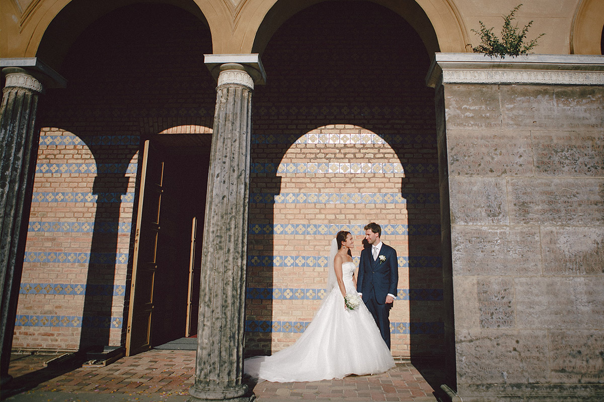 Hochzeitsfotografie von Brautpaar vor Heilandskirche Sacrow © Hochzeitsfotograf Berlin hochzeitslicht