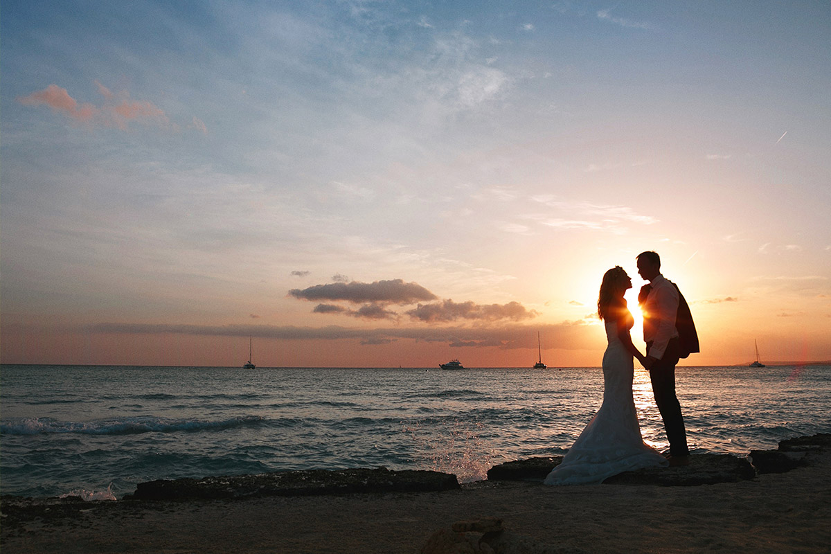 Hochzeitsfoto von Brautpaar bei Sonnenuntergang während Strandhochzeit Mallorca © Hochzeitsfotograf Berlin hochzeitslicht