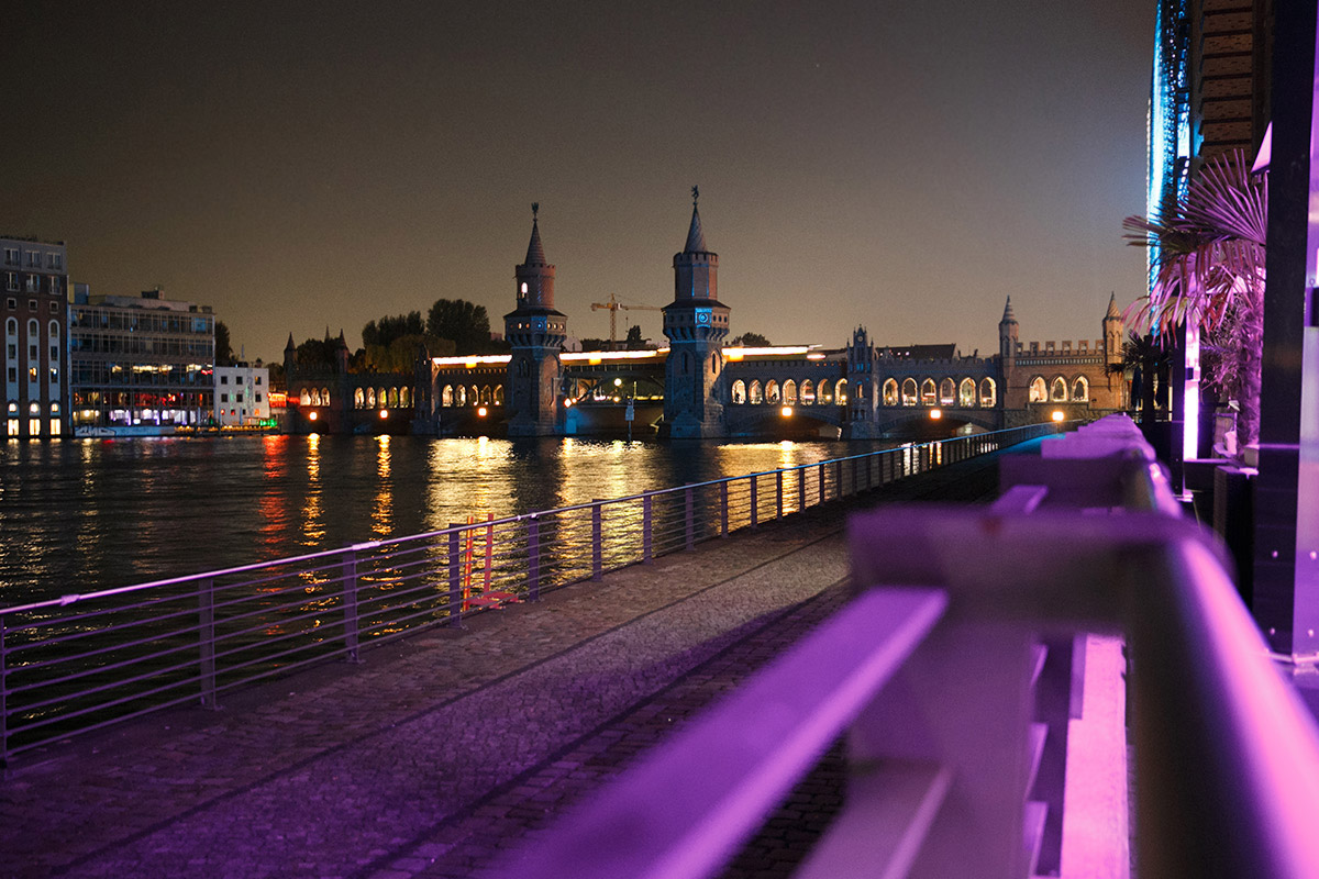 Hochzeitsreportagefoto bei Nacht mit Blick auf Oberbaumbrücke bei Spreespeicher Hochzeit Berlin © Hochzeitsfotograf Berlin www.hochzeitslicht.de