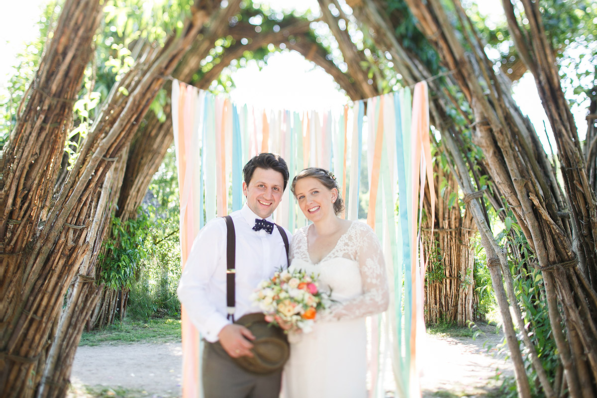 Hochzeitsfoto von DIY-Hochzeit im Weidendom vom Spreewaldresort “Seinerzeit” aufgenommen von professionellem Hochzeitsfotograf im Spreewald © Hochzeitsfotograf Berlin www.hochzeitslicht.de