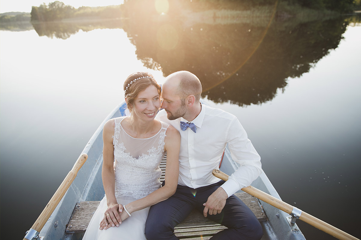 Brautpaarfoto auf See bei Landhochzeit aufgenommen von Hochzeitsfotograf im Kultur-Gut Wrechen Uckermark © Hochzeit Berlin www.hochzeitslicht.de