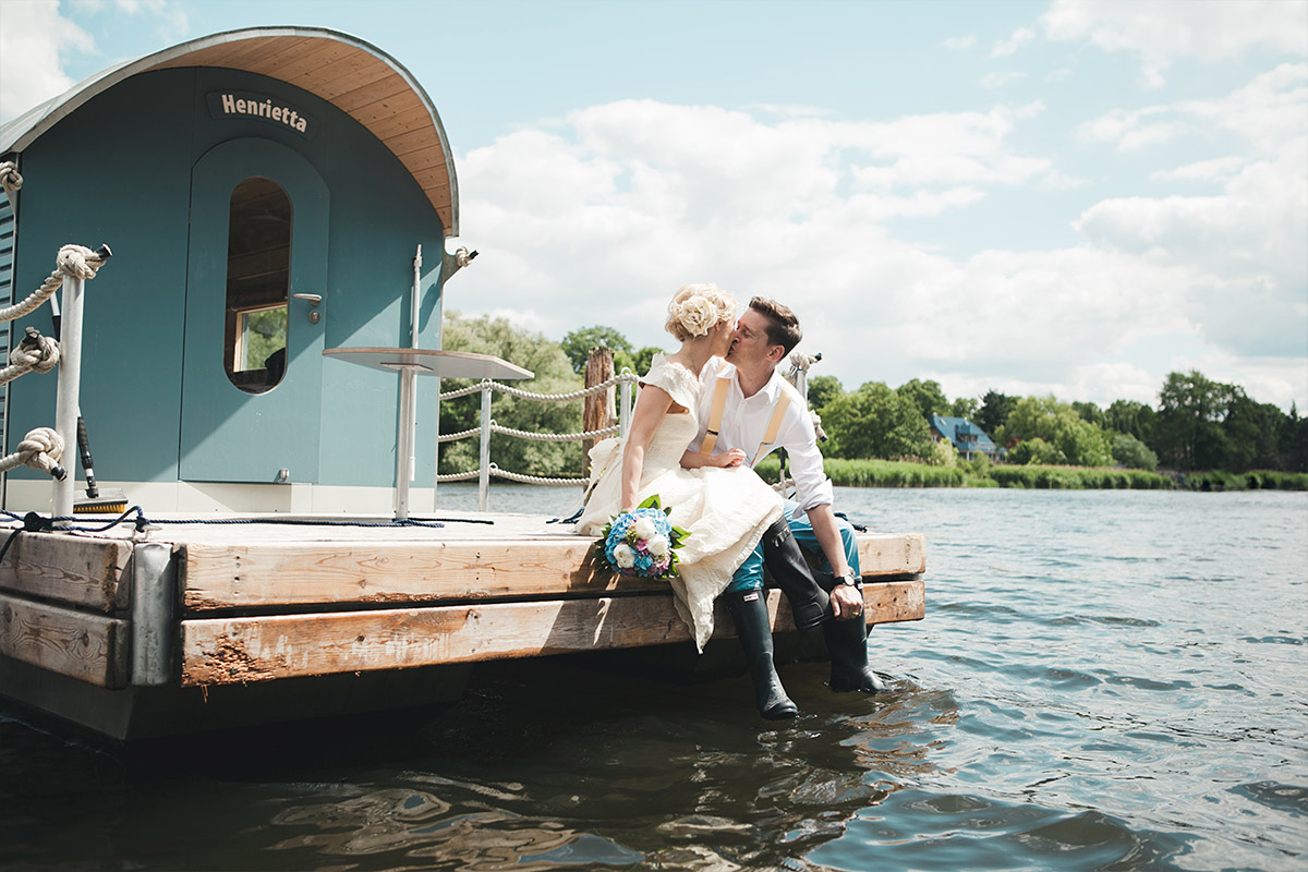 Professionelle Hochzeitsfotografie von Brautpaar im Vintagestil aufgenommen am Schwielowsee, Mark Brandenburg bei Schloss Marquardt Hochzeit © Hochzeitsfotograf Berlin hochzeitslicht