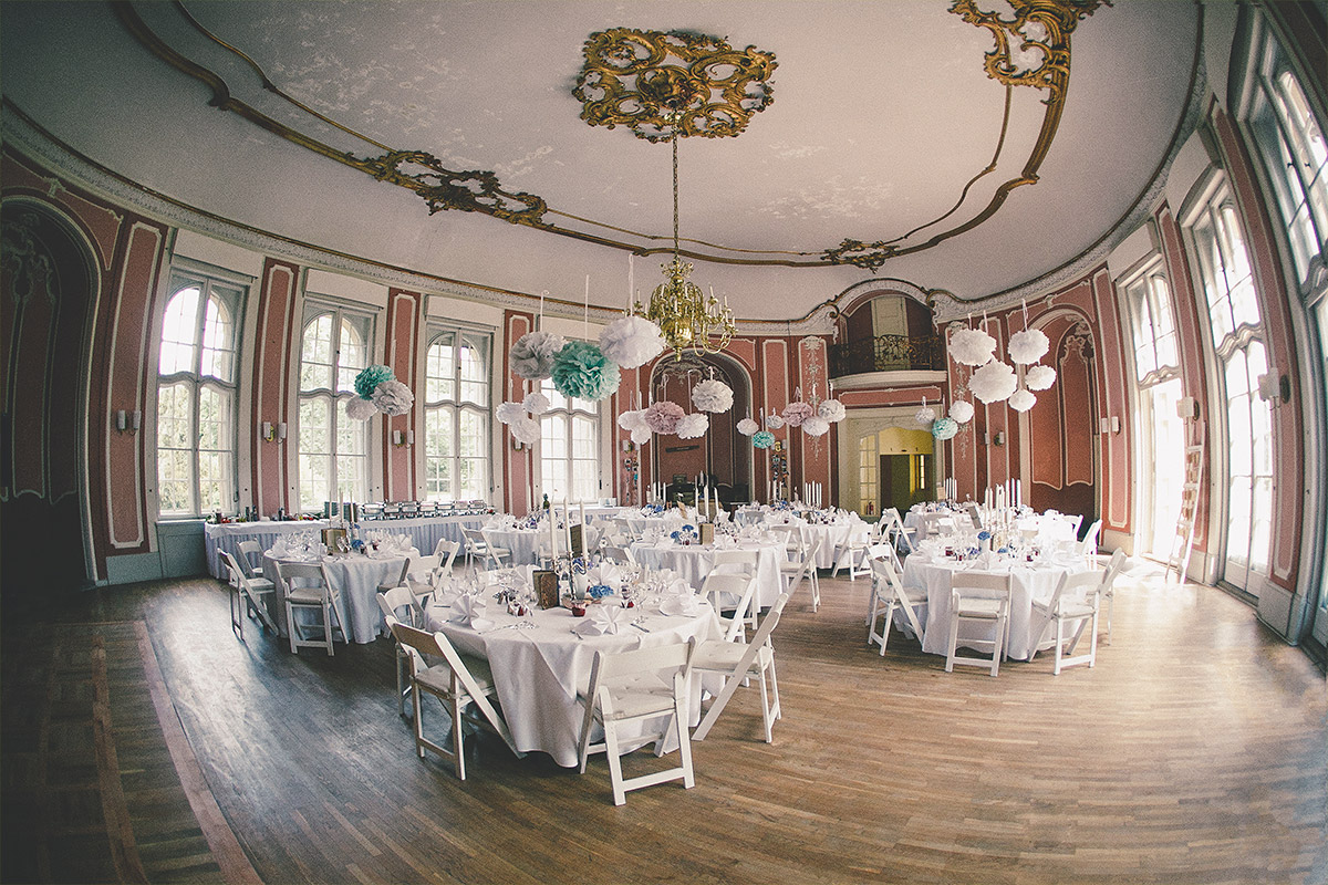 Festsaal im Schloss Marquardt dekoriert mit selbstgebastelten Papier-Pompoms bei DIY-Hochzeit Potsdam © Hochzeitsfotograf Berlin hochzeitslicht