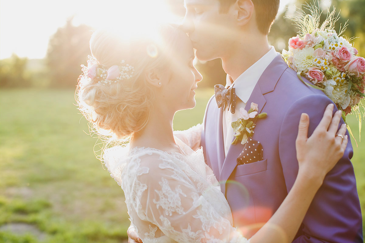 Romantisches Brautpaarfoto bei Sonnenuntergang aufgenommen von professionellem Hochzeitsfotograf Potsdam bei Hochzeit im Schloss Marquardt © Hochzeitsfotograf Berlin www.hochzeitslicht.de