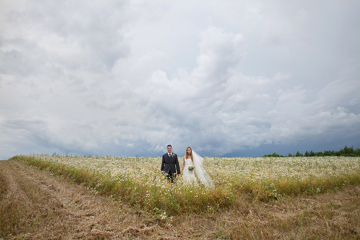 Hochzeitsfoto von Brautpaar bei vintage Hochzeit auf Schloss und Gut Liebenberg Löwenberger Land © Hochzeitsfotograf Berlin hochzeitslicht