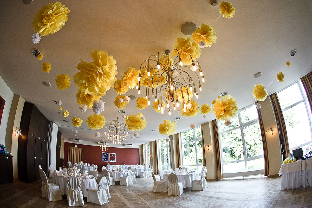 Festsaal geschmückt für Hochzeit mit gelben Papier-Pompoms im Dämeritz Seehotel Berlin © Hochzeitsfotograf Berlin www.hochzeitslicht.de