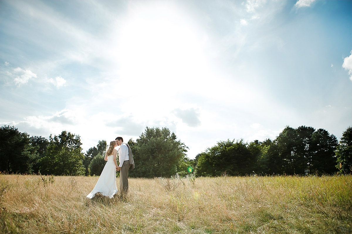 Natürliches Brautpaarfoto in Feld bei Dämeritz Seehotel Hochzeit in Berlin-Köpenick © Hochzeitsfotograf Berlin www.hochzeitslicht.de