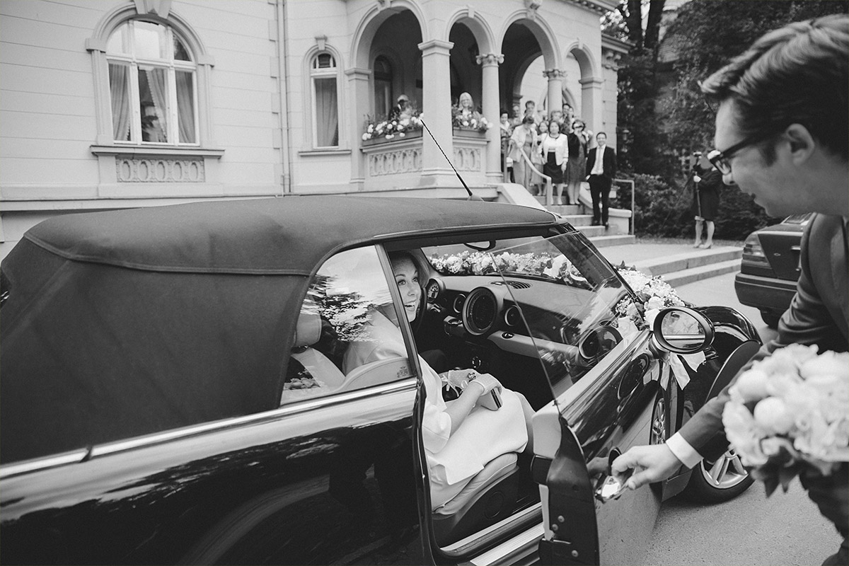 Hochzeitsreportage-Foto bei Ankunft der Braut im Hochzeitsauto vor der Hochzeitsvilla Standesamt Berlin-Zehlendorf © Hochzeitsfotograf Berlin hochzeitslicht