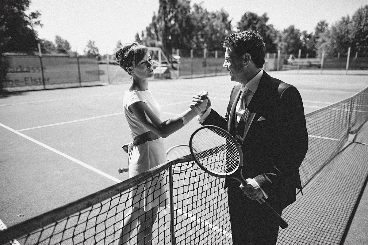 originelles Hochzeitsfoto von Brautpaar auf Tennisplatz aufgenommen von professionellem Hochzeitsfotograf Brandenburg © Hochzeitsfotograf Berlin www.hochzeitslicht.de