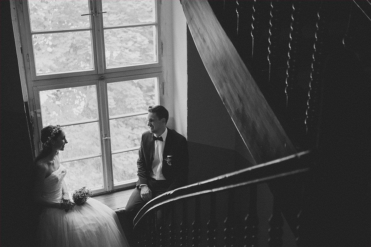 romantisches Brautpaarfoto im Vintage-Stil aufgenommen von professionellem Hochzeitsfotograf bei Haus Tornow Hochzeit © Hochzeitsfotograf Berlin www.hochzeitslicht.de