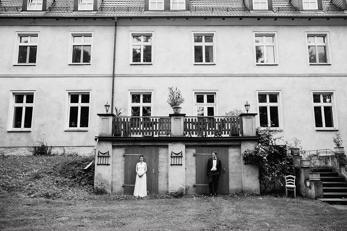 originelles Brautpaarfoto aufgenommen auf Schloss Neuhausen Brandenburg © Hochzeitsfotograf Berlin www.hochzeitslicht.de