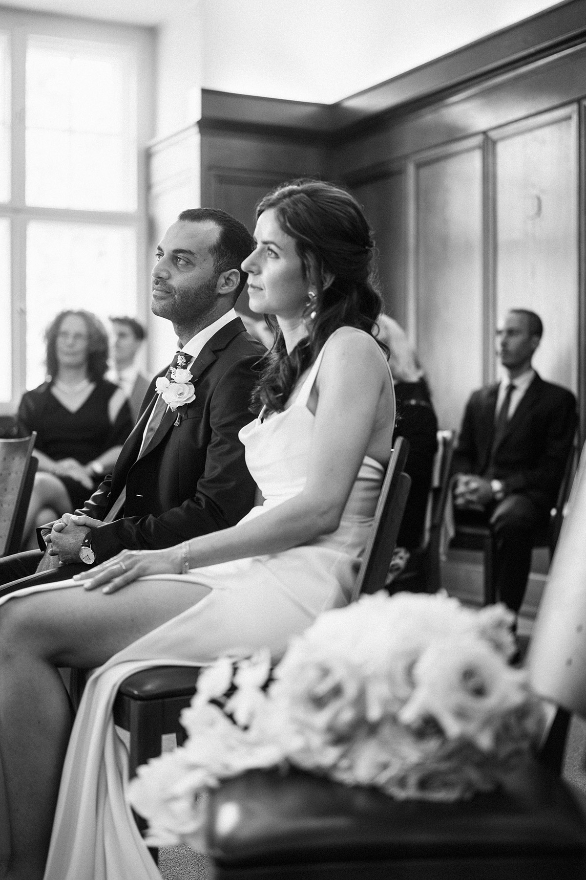 Hochzeitsfoto im Standesamt Treptow: Während der Trauung sitzt das Paar im Trauraum etwas weiter vorn als seine Gäste. © www.hochzeitslicht.de #hochzeitslicht