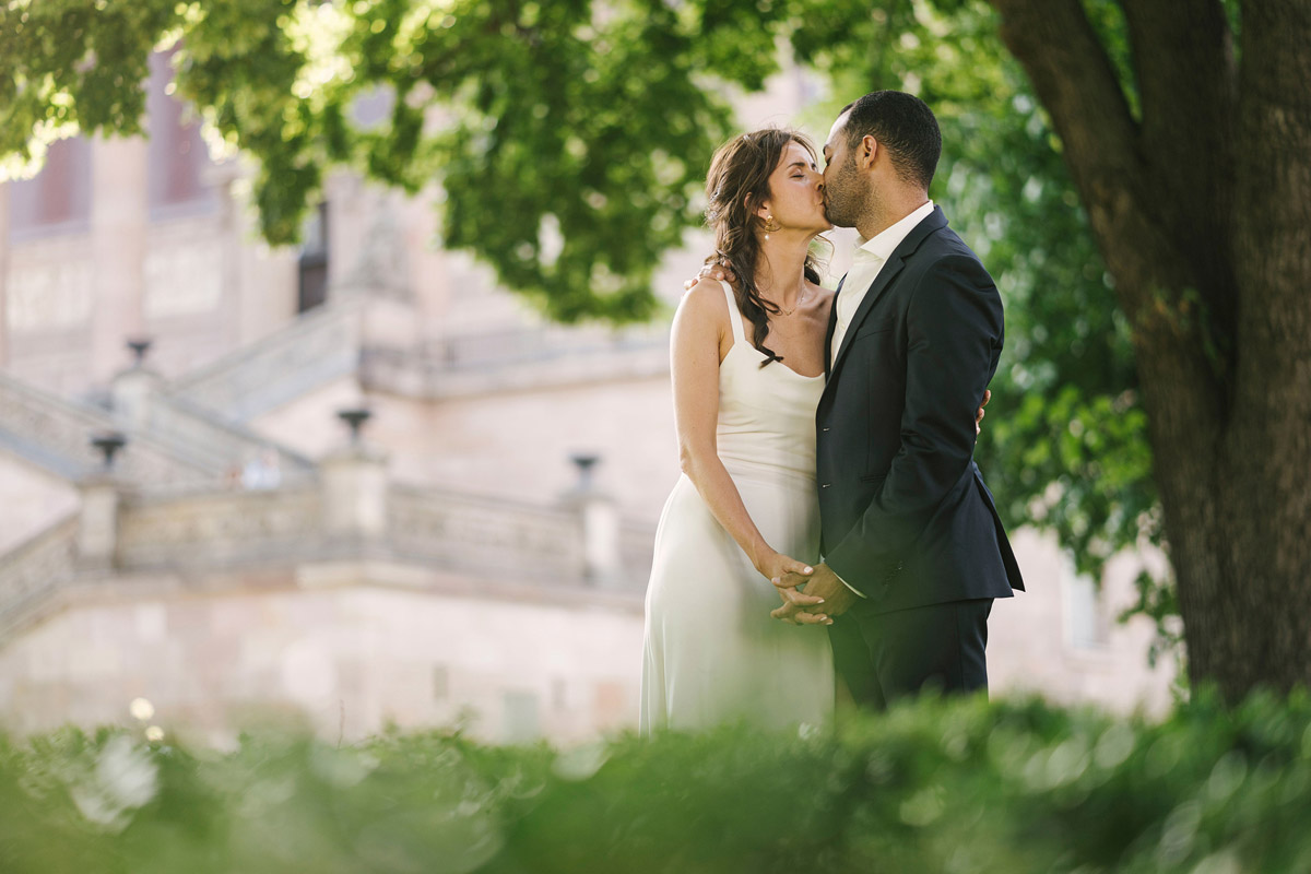 Hochzeitspaar küsst sich auf Museumsinsel nach standesamtlicher Heirat in Berlin