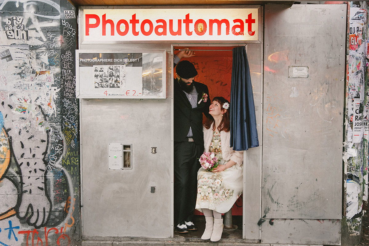 Hochzeitsfotografie von Brautpaar aufgenommen im Photoautomat bei Winterhochzeit in Berlin © Hochzeit Berlin www.hochzeitslicht.de