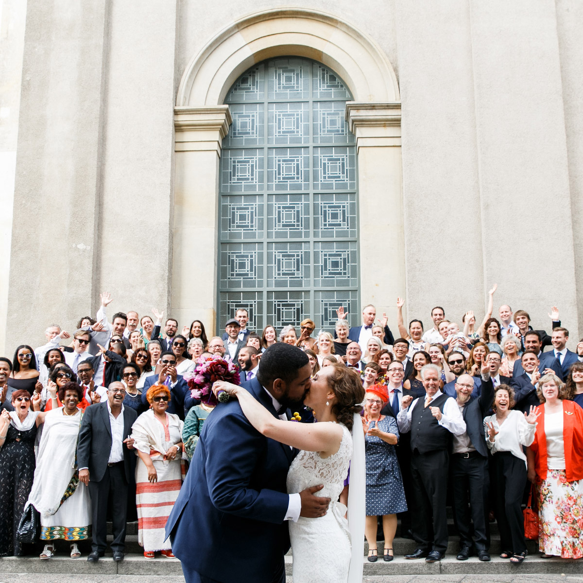 Gruppenfoto bei internationaler Berlin-Hochzeit - Hotel de Rome Berlin Hochzeitsfotograf © www.hochzeitslicht.de