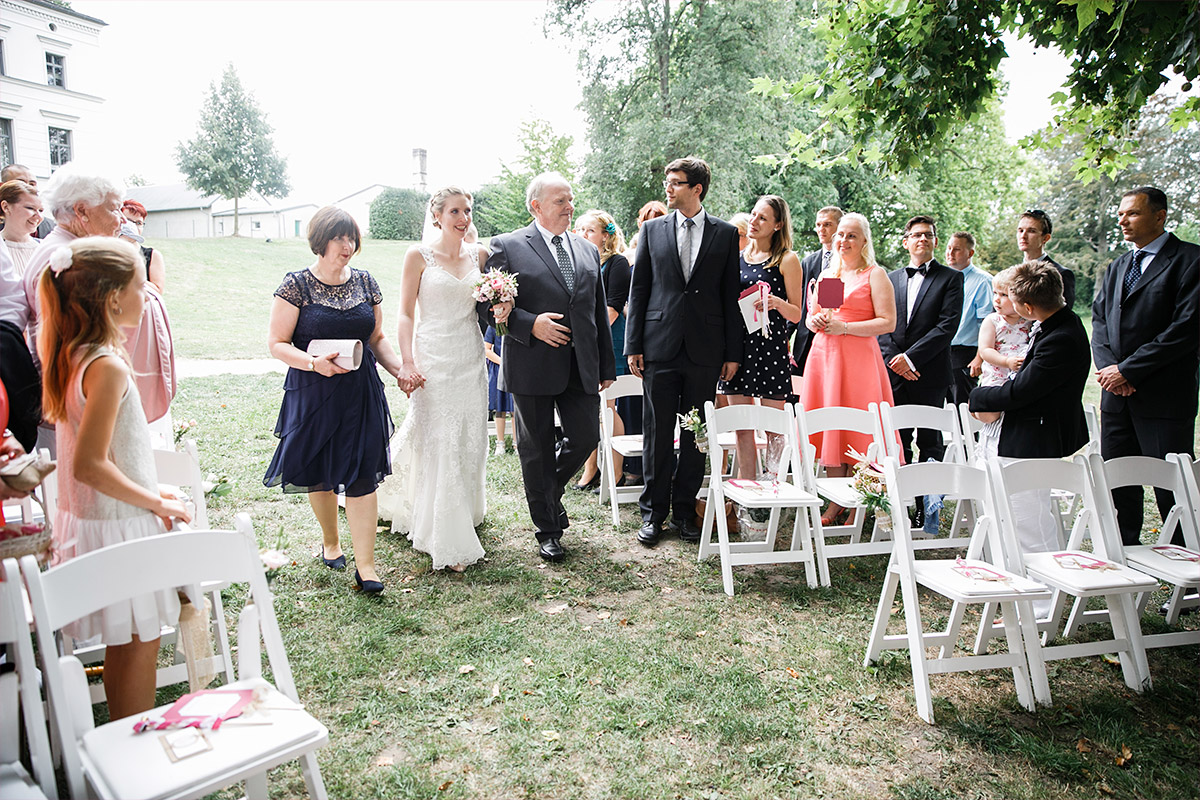 Hochzeitsreportagefoto bei standesamtlicher Trauung am See im Landgut Stober Berlin © Hochzeitsfotograf Berlin www.hochzeitslicht.de Hochzeitsreportagefoto bei standesamtlicher Trauung am See im Landgut Stober Berlin © Hochzeitsfotograf Berlin www.hochzeitslicht.de