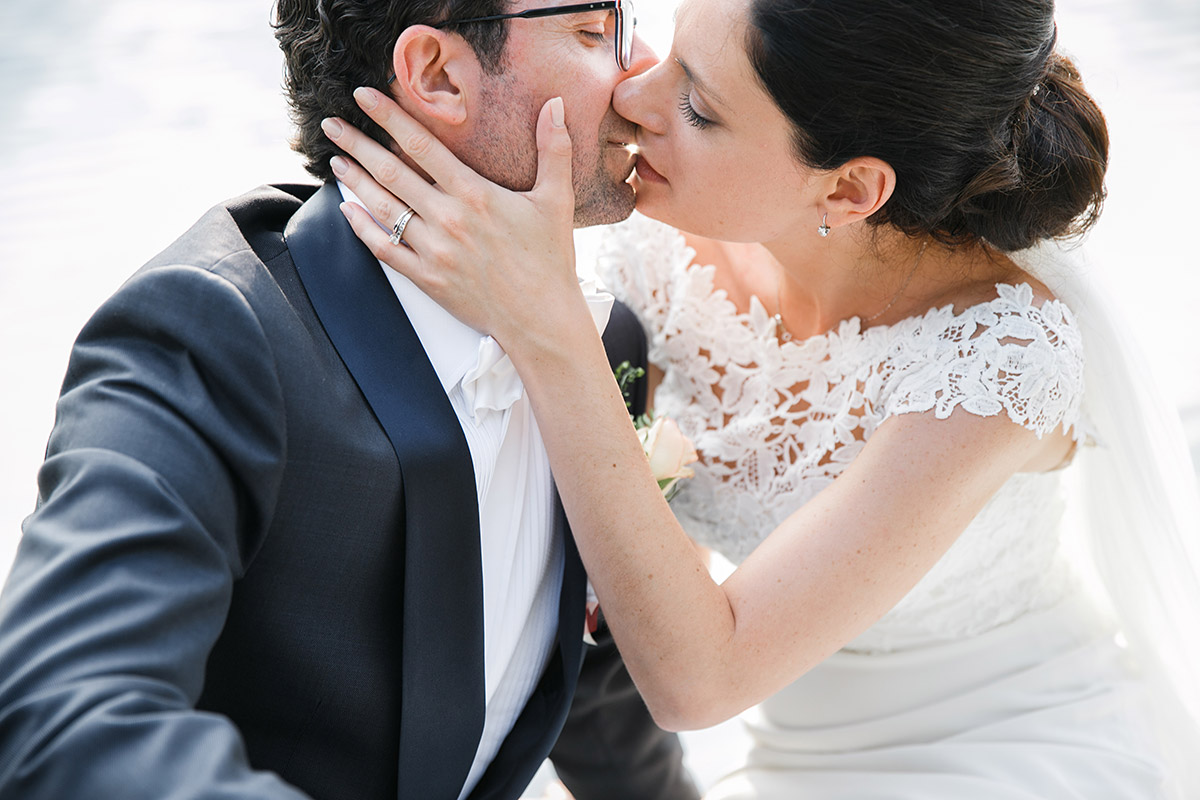 Hochzeitsfotografin aus Berlin Hochzeitsfotografie von küssendem Brautpaar bei Hochzeit auf Schloss Liebenberg © Hochzeitsfotograf Berlin www.hochzeitslicht.de