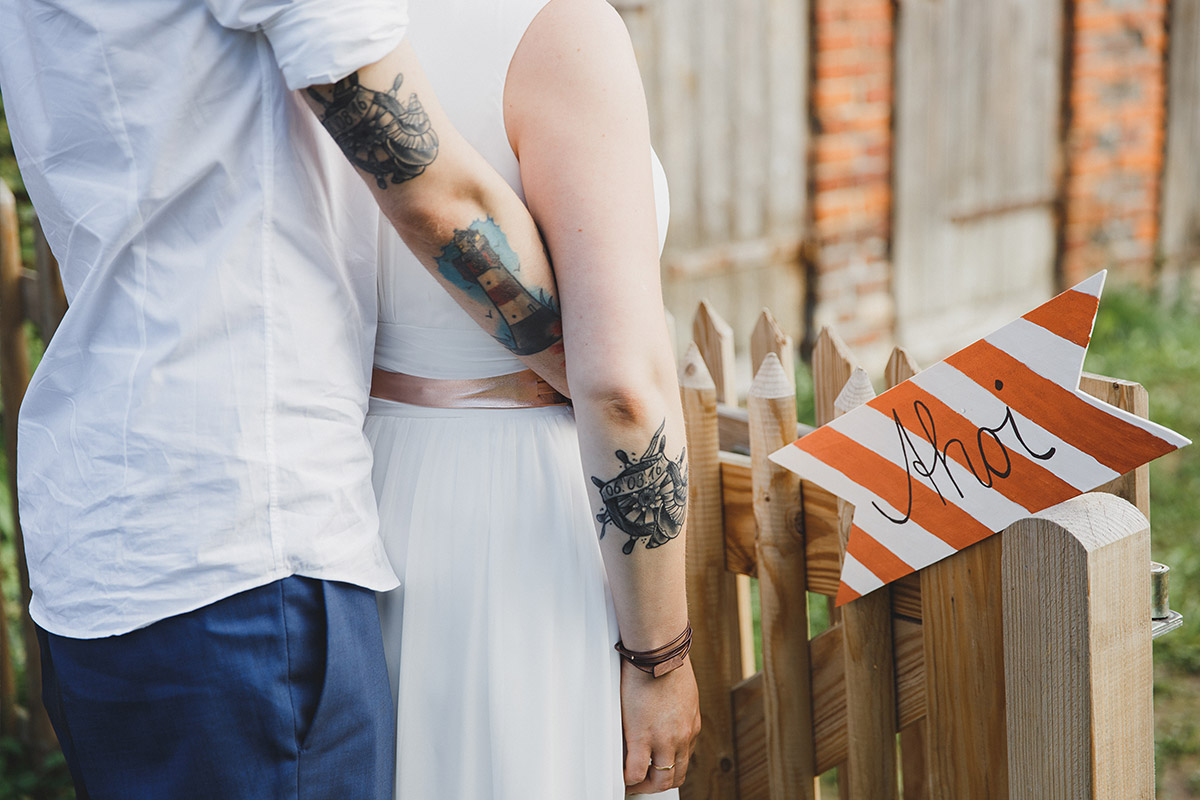 Detailfoto von Hochzeitstattoos von Braut und Bräutigam bei unkonventioneller Boho-Hochzeit in Ferienscheune Barnimer Feldmark Brandenburg © Hochzeitsfotograf Berlin www.hochzeitslicht.de