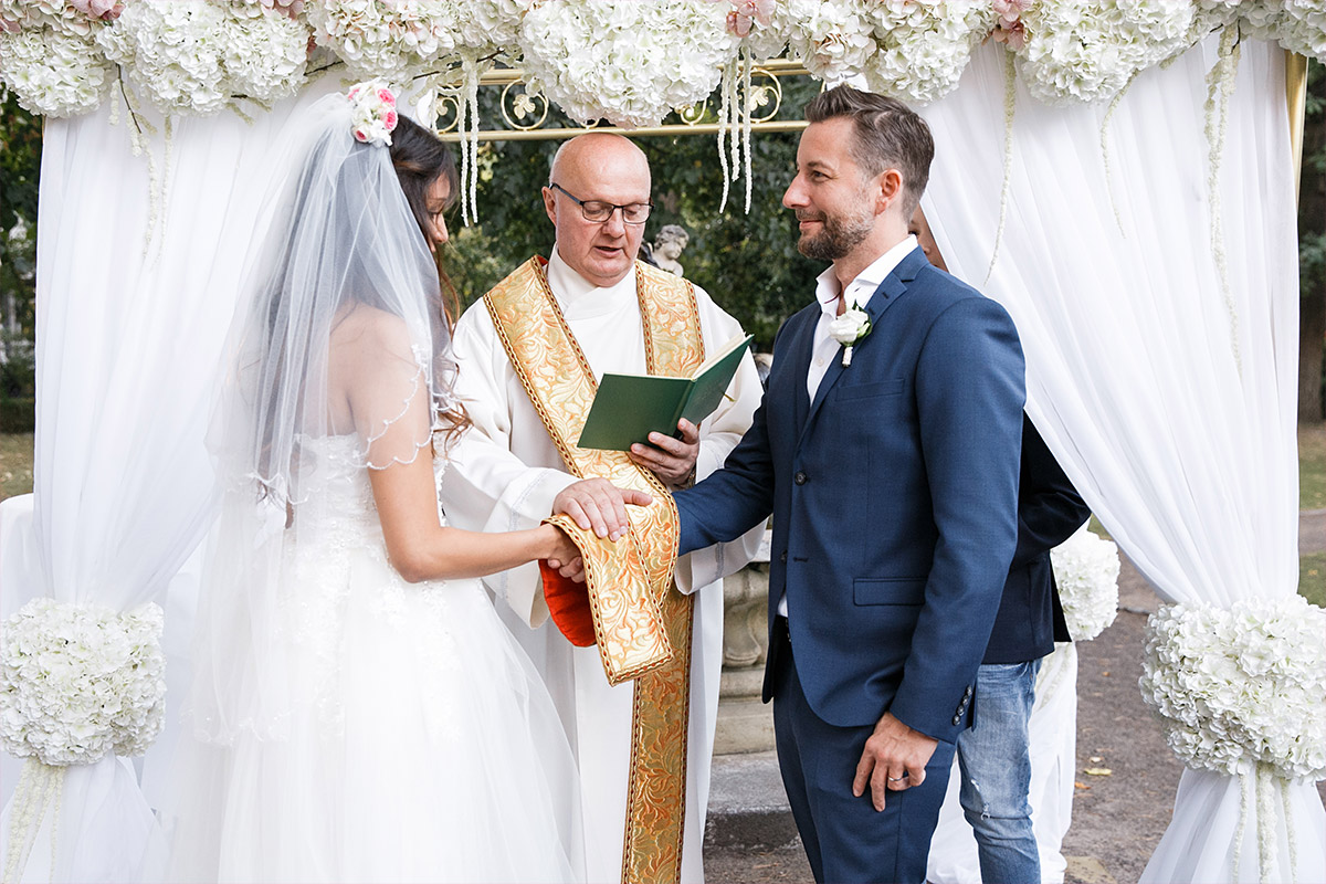 Hochzeitsfoto von Brautpaar bei Ja-Wort bei Schlosshotel Berlin Grunewald Hochzeit © Hochzeit Berlin www.hochzeitslicht.de