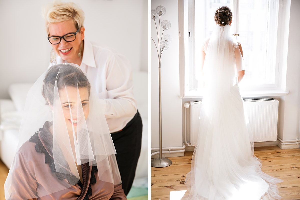 Hochzeitsreportagefotos von Braut mit Mutter und Braut vor Fenster in Wohnung bei Hochzeit im Schloss Glienicke © Hochzeit Berlin www.hochzeitslicht.de