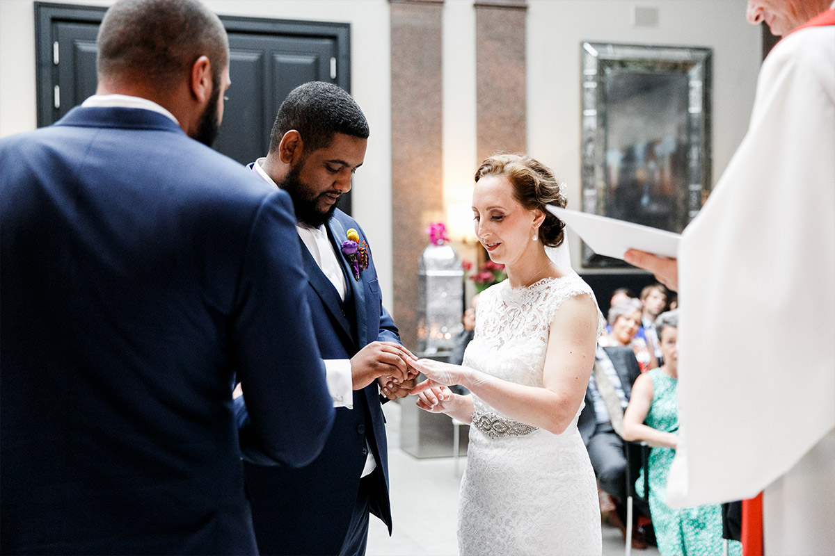 Hochzeitsfotografie von Ring-Tausch aufgenommen bei Trauung im Hotel de Rome Berlin-Mitte - Hotel de Rome Berlin Hochzeitsfotograf © www.hochzeitslicht.de