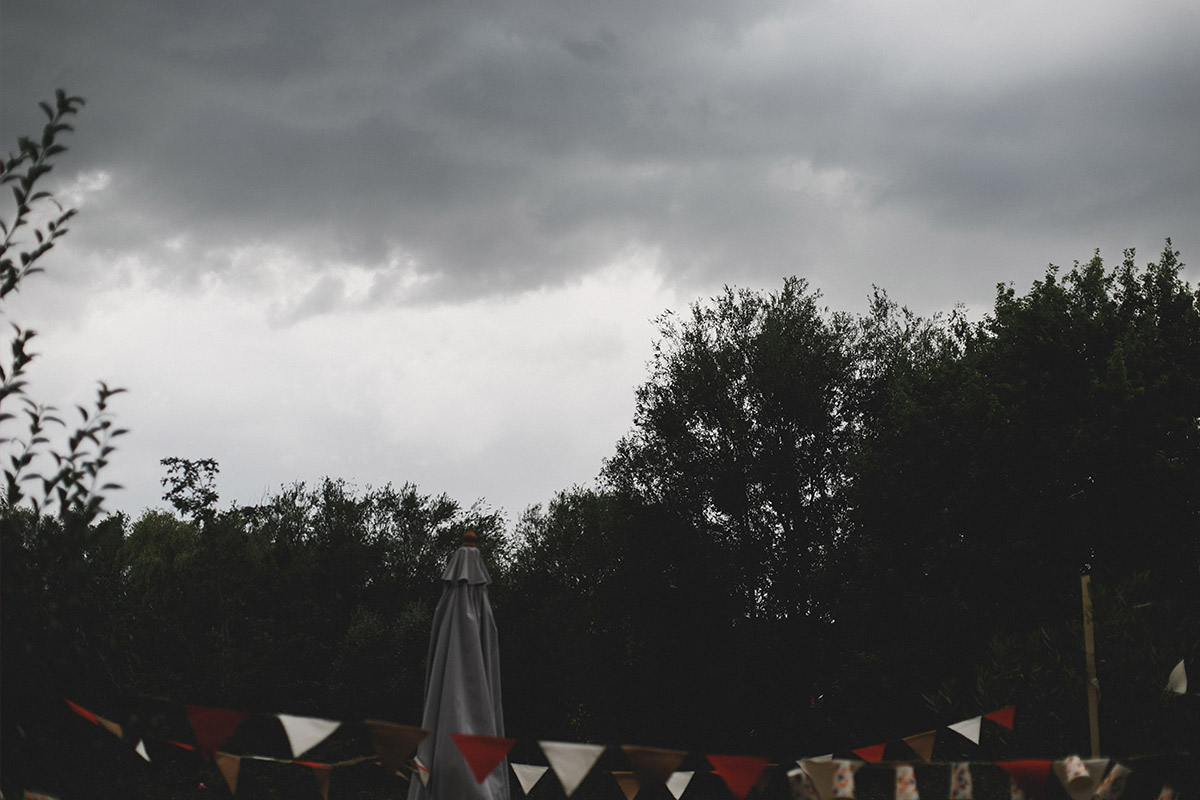 Hochzeitsreportage-Foto von regnerischem Himmel bei Landhochzeit in Brandenburg © Hochzeitsfotograf Berlin www.hochzeitslicht.de