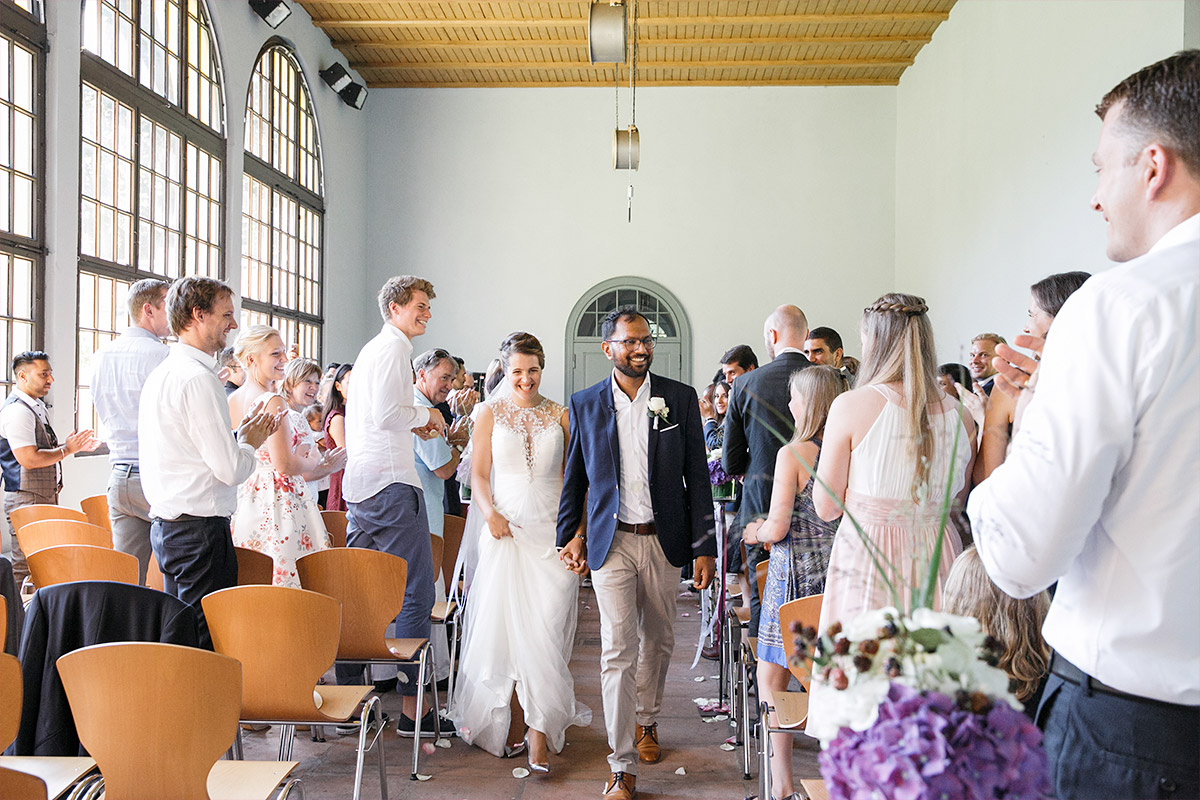 Hochzeitsfotografie von Auszug des Brautpaares nach freier Trauung in Orangerie Schloss Glienicke © Hochzeit Berlin www.hochzeitslicht.de