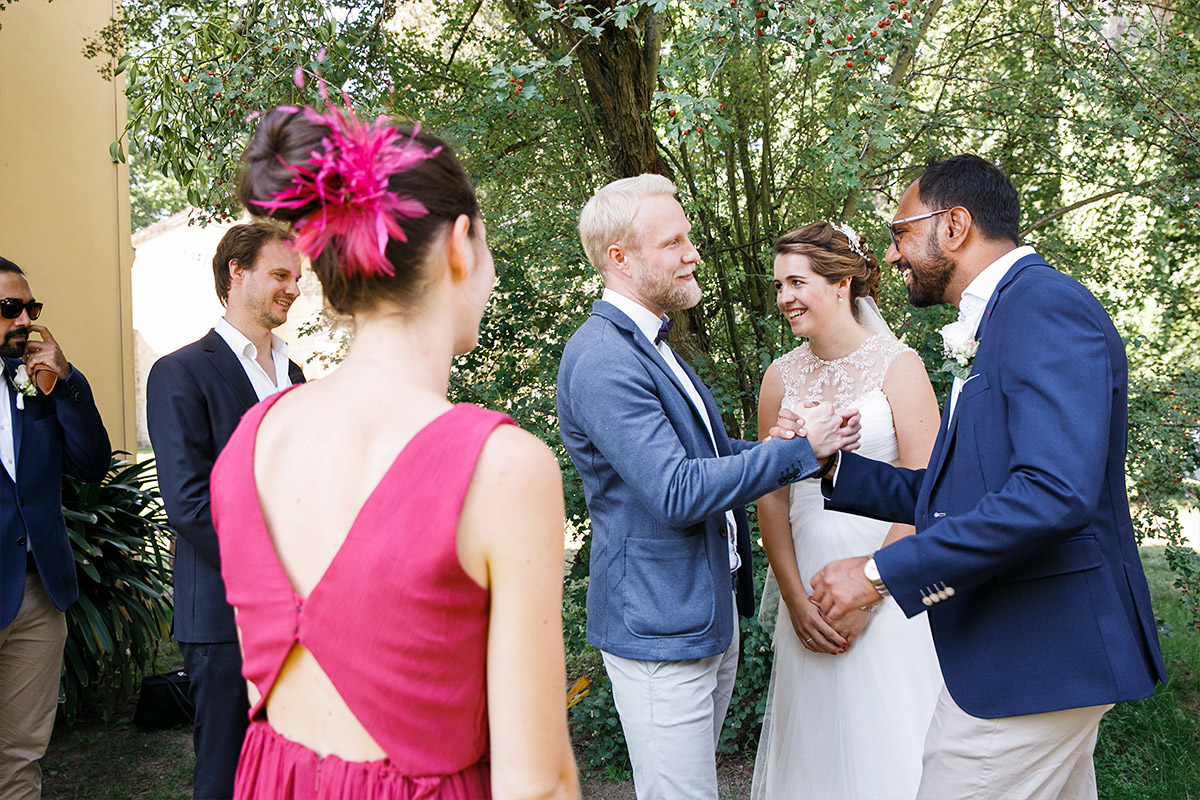 Hochzeitsreportagefoto bei Gratulation der Gäste bei Schloss Glienicke Hochzeit Berlin © Hochzeit Berlin www.hochzeitslicht.de