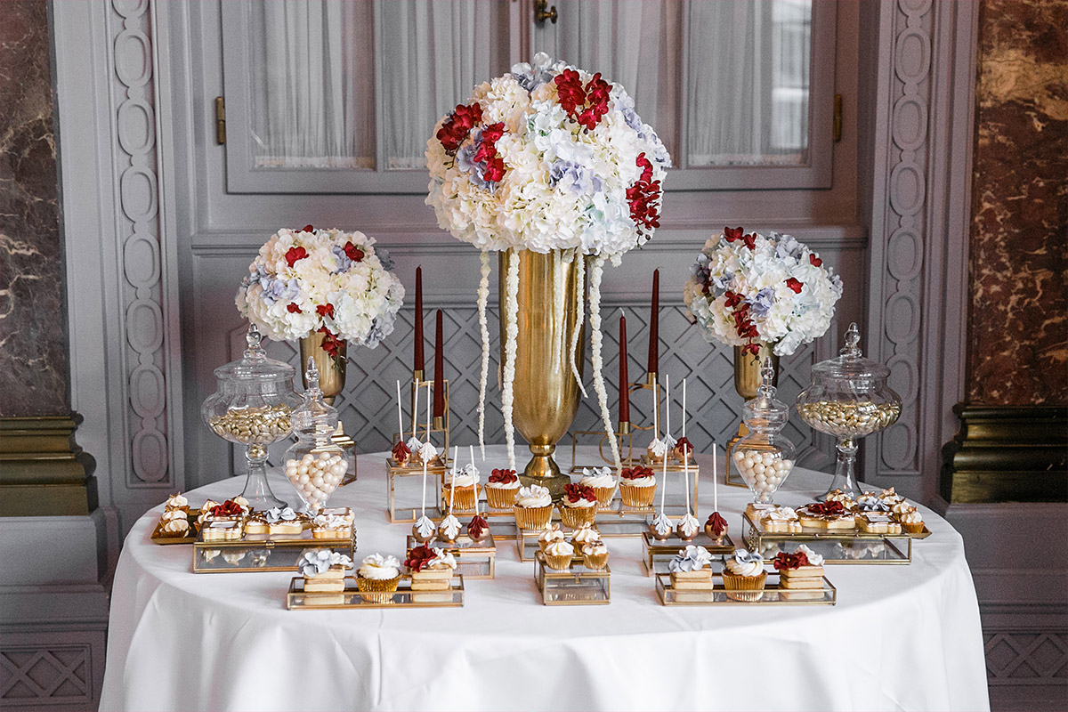Hochzeitsfoto von Candybar mit Gebäck, Cupcakes, Cakepops und Kuchen bei Schlosshotel Grunewald Hochzeit in Berlin © Hochzeit Berlin www.hochzeitslicht.de