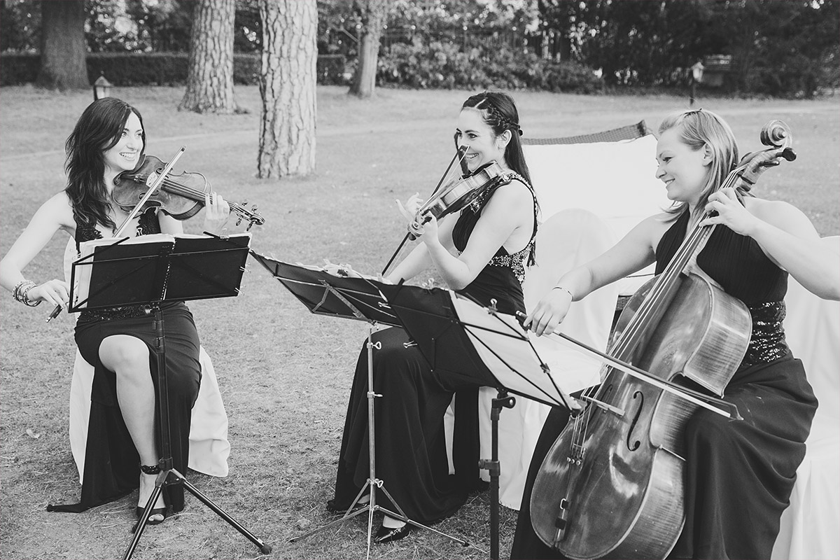 Hochzeitsreportagefoto von Streichern bei freier Trauumg im Garten von Schlosshotel Grunewald Hochzeit © Hochzeit Berlin www.hochzeitslicht.de