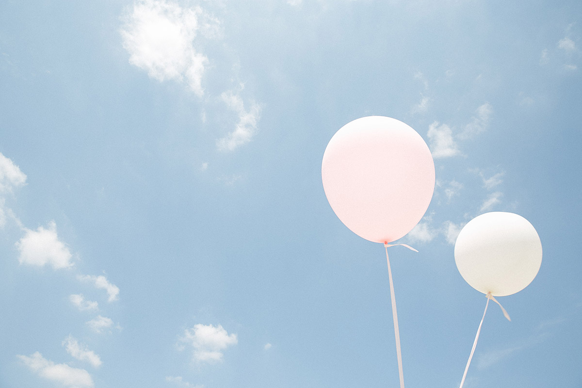 Hochzeitsfoto von Hochzeits-Ballons vor blauem Himmel aufgenommen von Hochzeitsfotograf Berlin bei Schlosshotel Grunewald Hochzeit © Hochzeit Berlin www.hochzeitslicht.de