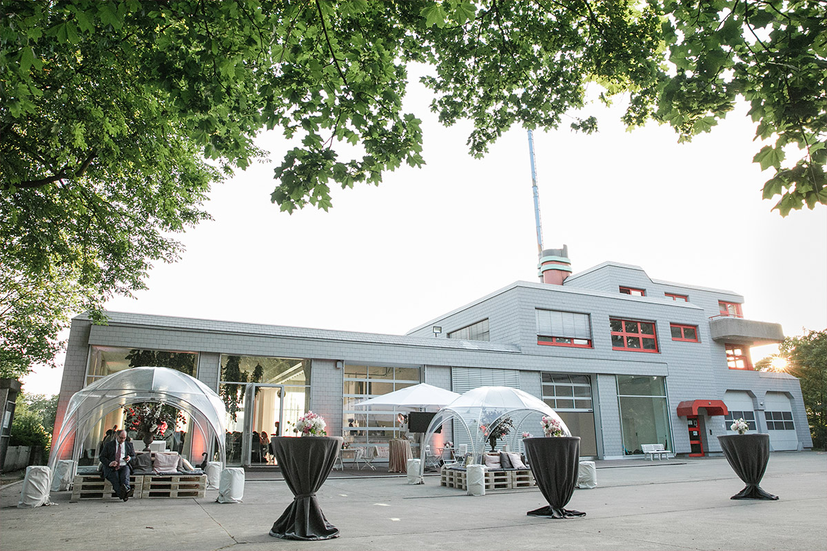 Außenansicht von Bridge Studios Berlin dekoriert für urbane Berlin-Hochzeit © Hochzeit Berlin www.hochzeitslicht.de Außenansicht von Bridge Studios Berlin dekoriert für urbane Berlin-Hochzeit © Hochzeit Berlin www.hochzeitslicht.de