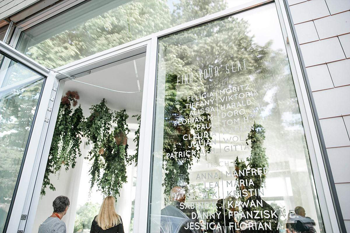 Hochzeitsfoto von Fenster mit Sitzplan bei Bridge Studios Berlin Hochzeit © Hochzeit Berlin www.hochzeitslicht.de