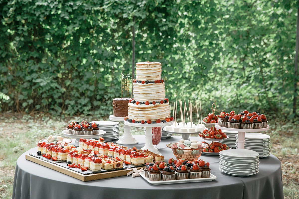 Candybar und dreistöckige Hochzeitstorte mit Beeren bei Bridge Studios Hochzeit in Berlin-Westhafen © Hochzeit Berlin www.hochzeitslicht.de