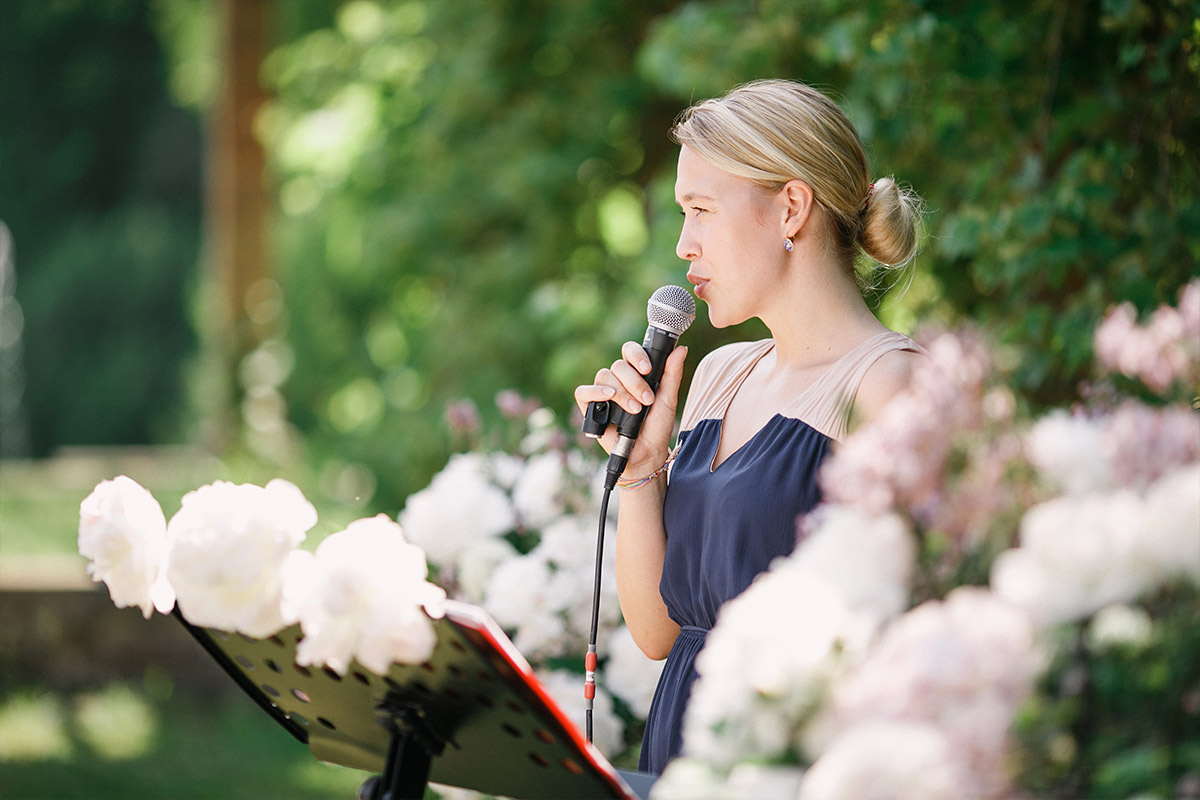 Hochzeitsreportagefotografie von Rednerin bei Trauungszeremonie im Freien bei Gut Suckow Brandenburg Hochzeit © Hochzeitsfotograf Berlin www.hochzeitslicht.de