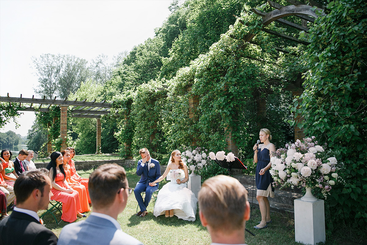 ungestelltes Hochzeitsfoto von Trauungszeremonie bei Gut Suckow Hochzeit in Brandenburg © Hochzeitsfotograf Berlin www.hochzeitslicht.de