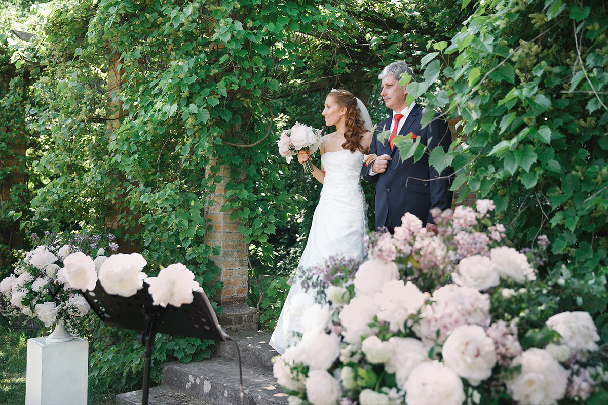 Hochzeitsreportagefoto vom Einzug der Braut aufgenommen von Hochzeitsfotograf Brandenburg bei Gut Suckow Hochzeit © Hochzeitsfotograf Berlin www.hochzeitslicht.de