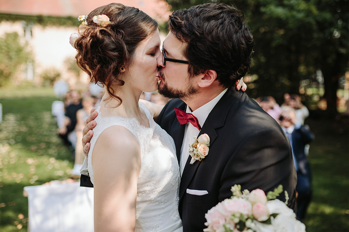 Hochzeitsfoto von küssendem Brautpaar bei Ja-Wort während Gut Wendgräben Hochzeit Brandenburg © Hochzeitsfotograf Berlin www.hochzeitslicht.de