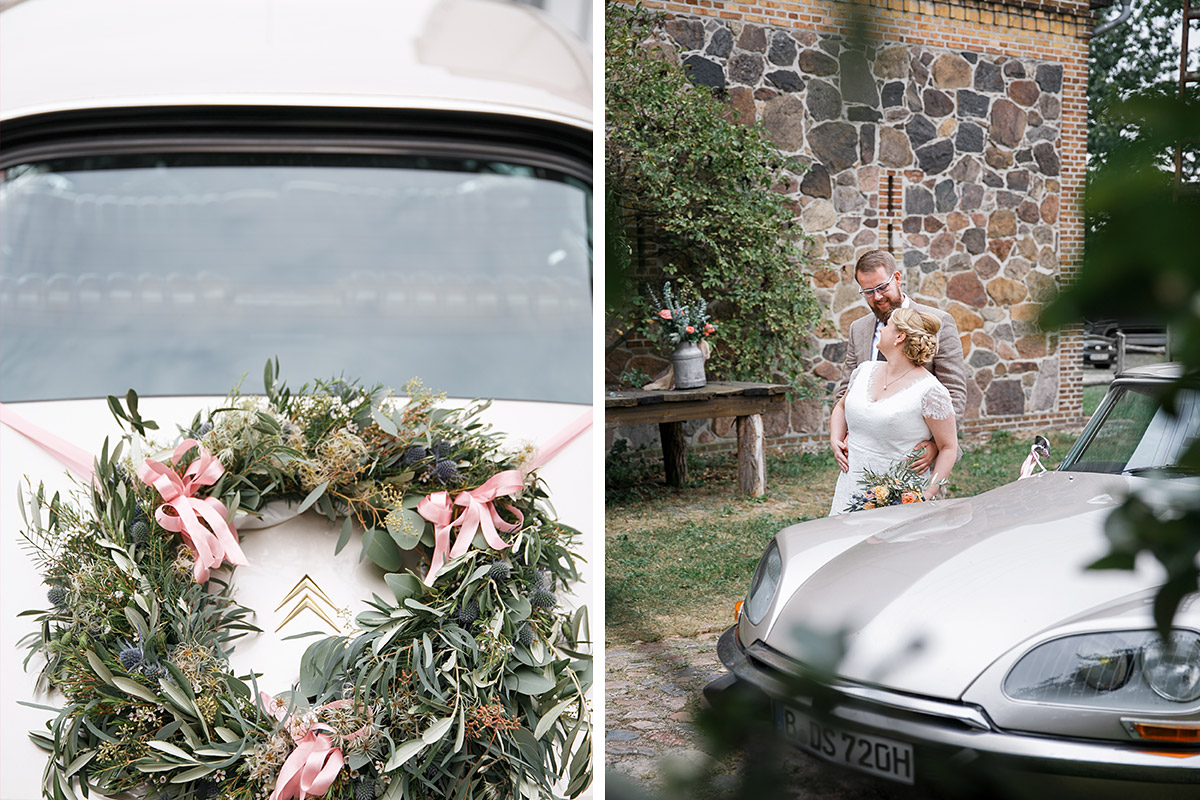 Brautpaarfoto und Detailfoto von Blumenkranz auf Hochzeitsauto bei Scheunenhochzeit in Brandenburg © Hochzeitsfotograf Berlin www.hochzeitslicht.de