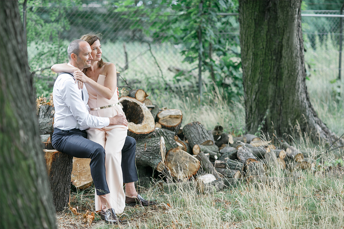 Brautpaarfoto im Garten aufgenommen von professionellem Hochzeitsfotograf bei Bridge Studios Berlin Hochzeit © Hochzeit Berlin www.hochzeitslicht.de