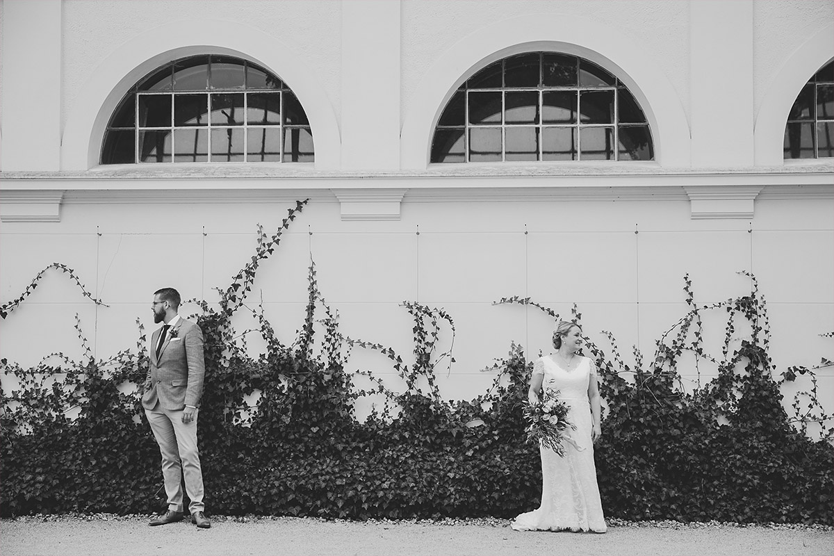 modernes Hochzeitsfoto von Brautpaar aufgenommen von Hochzeitsfotograf bei Scheunenhochzeit in Brandenburg Lausitz © Hochzeitsfotograf Berlin www.hochzeitslicht.de