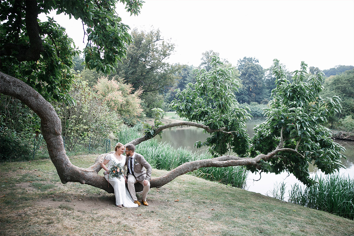 Brautpaarfoto im Fürst Pückler Park Bad Muskau während ganztägiger Landhochzeit in der Lausitz © Hochzeitsfotograf Brandenburg www.hochzeitslicht.de