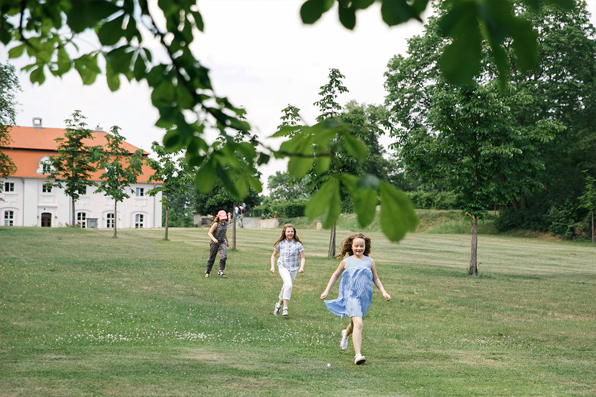 Hochzeitsfoto von spielenden Kindern bei Landhochzeit auf Gut Suckow Brandenburg © Hochzeitsfotograf Berlin www.hochzeitslicht.de