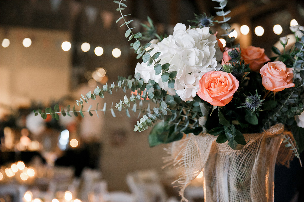 Hochzeitsfoto von geschmückter Scheune mit edlem Blumenschmuck aus Rosen, Eukalyptus, Disteln und Hortensien bei Scheunen-Hochzeit Brandenburg © Hochzeitsfotograf Berlin www.hochzeitslicht.de