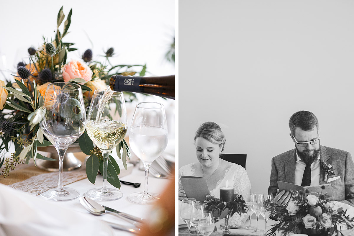 Hochzeitsfoto von Brautpaar und Detailfoto der Tischdekoration mit herbstlichem Blumenschmuck nach Trauung im Schloss Bad Muskau bei Scheunenhochzeit Brandenburg © Hochzeitsfotograf Berlin www.hochzeitslicht.de