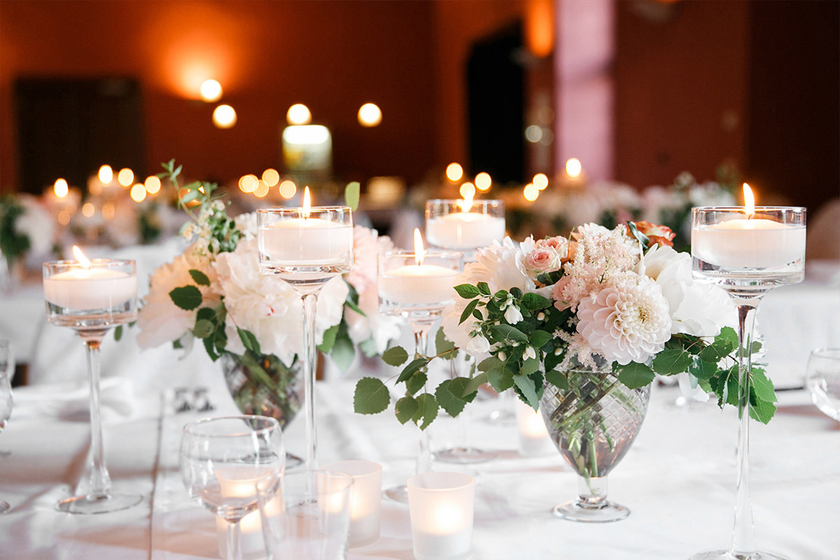 Hochzeitsfotografie von Tischdekoration mit Dahlien, Rosen und Kerzen bei klassischer Vintage-Hochzeit auf Gut Suckow Brandenburg © Hochzeitsfotograf Berlin www.hochzeitslicht.de