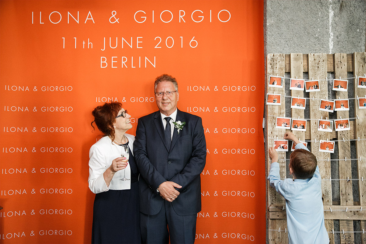 Hochzeitsfoto von Gästen vor Fotowand bei Soho House Berlin Hochzeit - Soho House Berlin Hochzeitsfotograf © www.hochzeitslicht.de