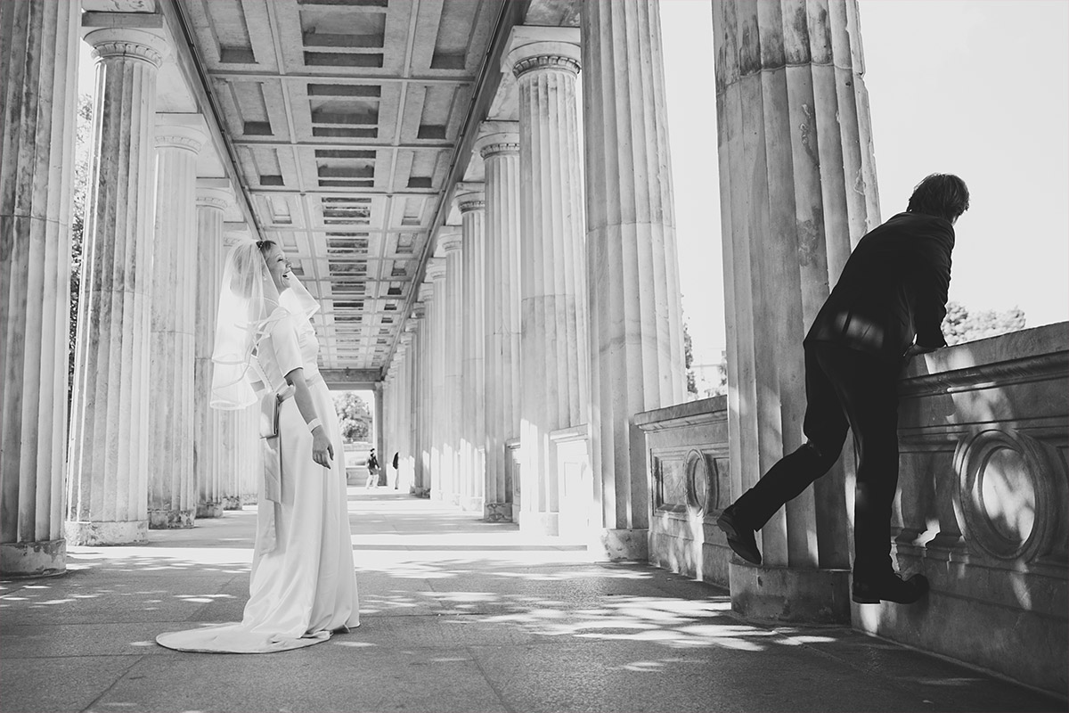 ungestelltes Brautpaarfoto bei eleganter Berlin Mitte Hochzeit - Soho House Berlin Hochzeitsfotograf © www.hochzeitslicht.de